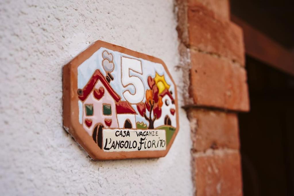 Casa Vacanze L'Angolo Fiorito Бетоле Екстериор снимка