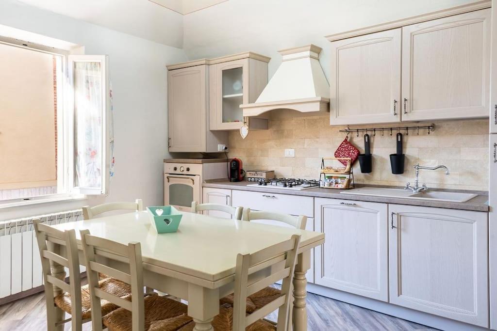Casa Vacanze L'Angolo Fiorito Бетоле Екстериор снимка