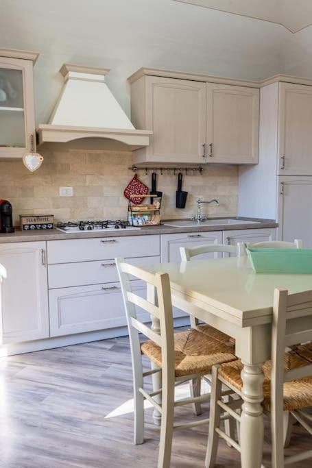 Casa Vacanze L'Angolo Fiorito Бетоле Екстериор снимка